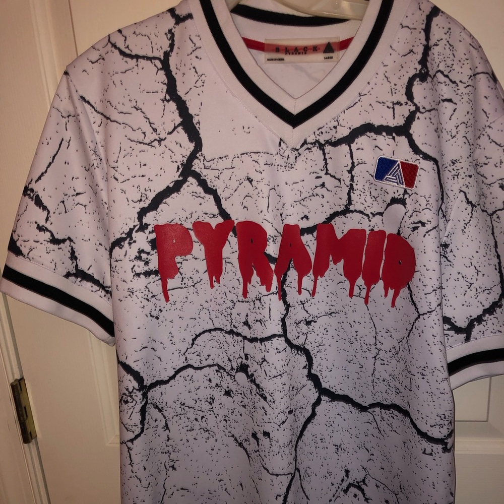 Black pyramid jersey large